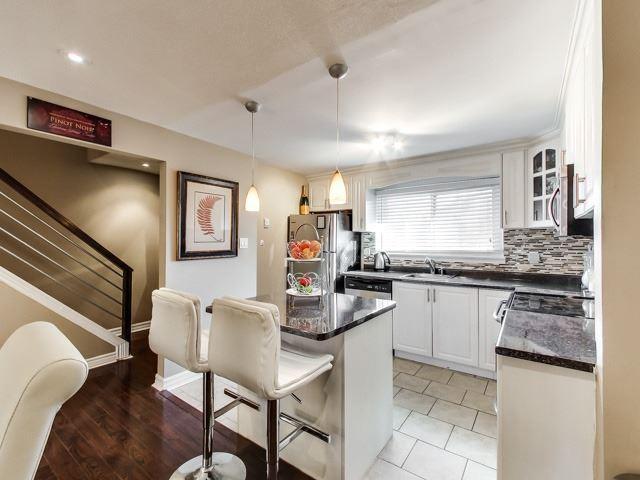 81 Darras Crt, Townhouse with 3 bedrooms, 2 bathrooms and 2 parking in Brampton ON | Image 11