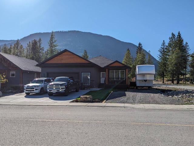 2081 Golden Eagle Drive, House detached with 3 bedrooms, 2 bathrooms and null parking in Sparwood BC | Image 2