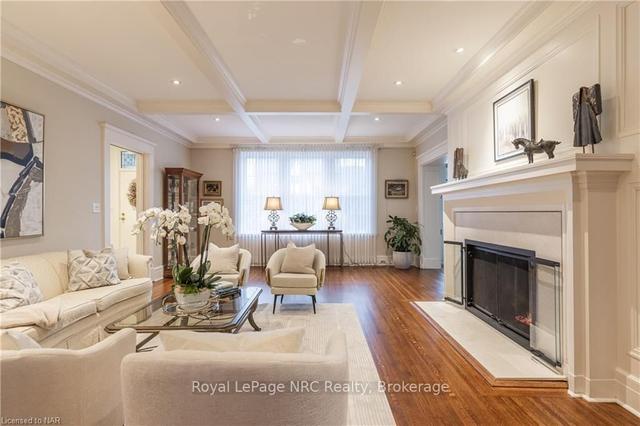 8 Hillcrest Ave, House detached with 5 bedrooms, 5 bathrooms and 7 parking in St. Catharines ON | Image 2