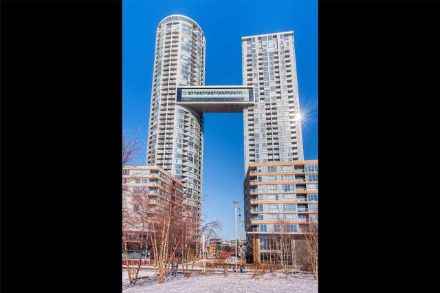 4016 - 15 Iceboat Terr, Condo with 1 bedrooms, 1 bathrooms and 1 parking in Toronto ON | Image 2