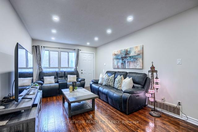 309 Fleetwood Cres, Townhouse with 3 bedrooms, 2 bathrooms and 2 parking in Brampton ON | Image 27