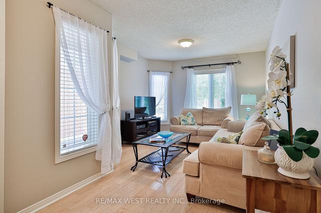 15 Louana Cres, Townhouse with 3 bedrooms, 3 bathrooms and 3 parking in Vaughan ON | Image 2