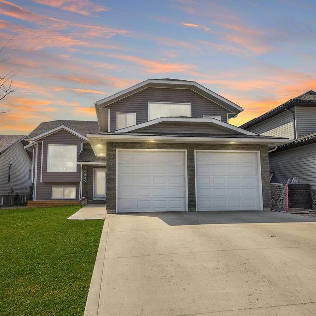 10905 60 Avenue, House detached with 5 bedrooms, 3 bathrooms and 6 parking in Grande Prairie AB | Image 1