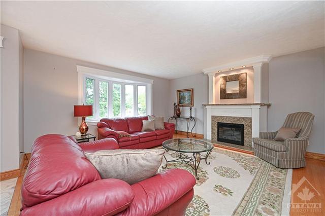 74 Crownhill Street, House detached with 2 bedrooms, 2 bathrooms and 4 parking in Ottawa ON | Image 4