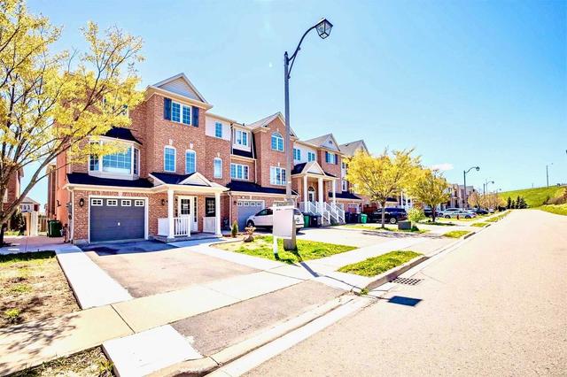 49 Decker Hollow Circ, House attached with 3 bedrooms, 3 bathrooms and 4 parking in Brampton ON | Image 1