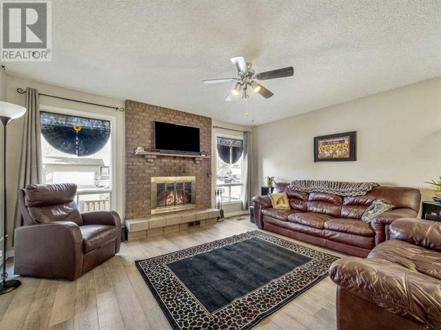 332 Leaside Avenue S, House detached with 5 bedrooms, 3 bathrooms and 3 parking in Lethbridge AB | Image 6