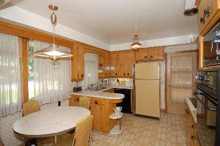 18 Woodway Tr, House detached with 3 bedrooms, 3 bathrooms and 4 parking in Toronto ON | Image 5