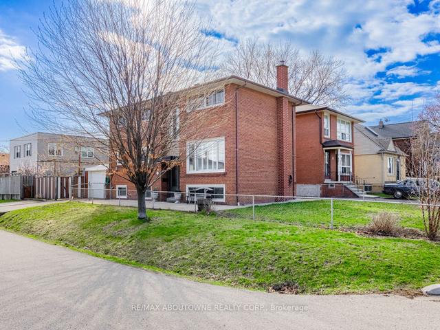 111 Delroy Dr, House detached with 3 bedrooms, 3 bathrooms and 4 parking in Toronto ON | Image 1