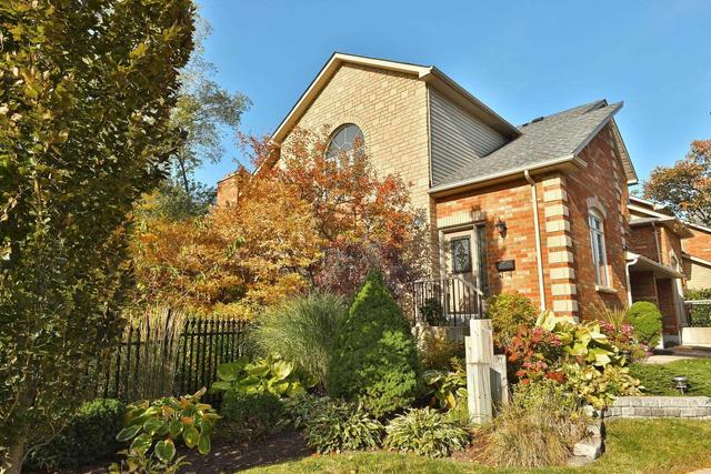 1 - 223 Rebecca St, Townhouse with 2 bedrooms, 3 bathrooms and 1 parking in Oakville ON | Image 1