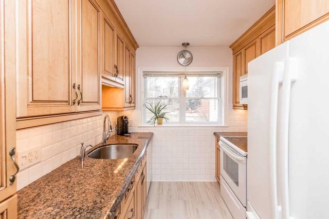 392 Codrington St, House detached with 2 bedrooms, 2 bathrooms and 5 parking in Barrie ON | Image 2