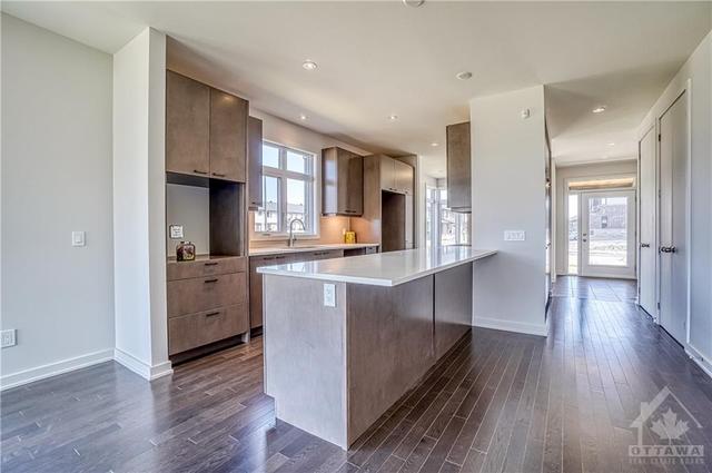 692 Borbridge Avenue, House detached with 5 bedrooms, 4 bathrooms and 4 parking in Ottawa ON | Image 3