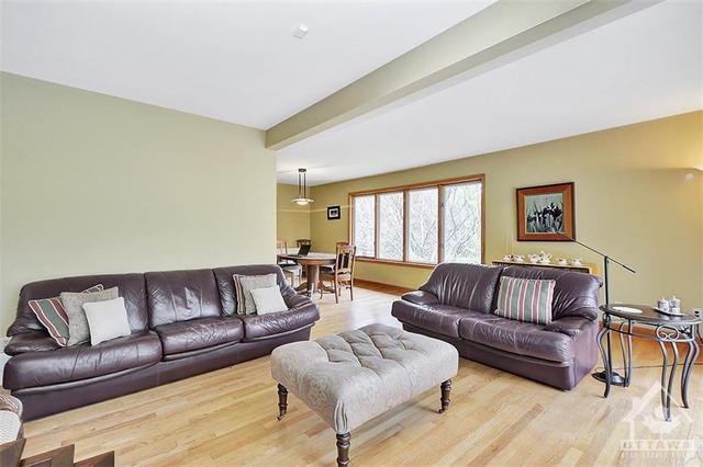 41 Cedar Road, House detached with 4 bedrooms, 2 bathrooms and 6 parking in Ottawa ON | Image 7