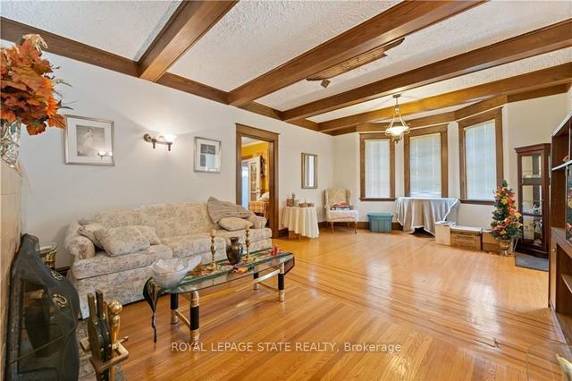 32 Rosslyn Ave S, House detached with 5 bedrooms, 4 bathrooms and 2 parking in Hamilton ON | Image 3