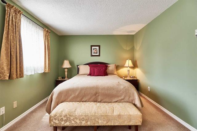 11 Parker Cres, Townhouse with 3 bedrooms, 2 bathrooms and 2 parking in Ajax ON | Image 17