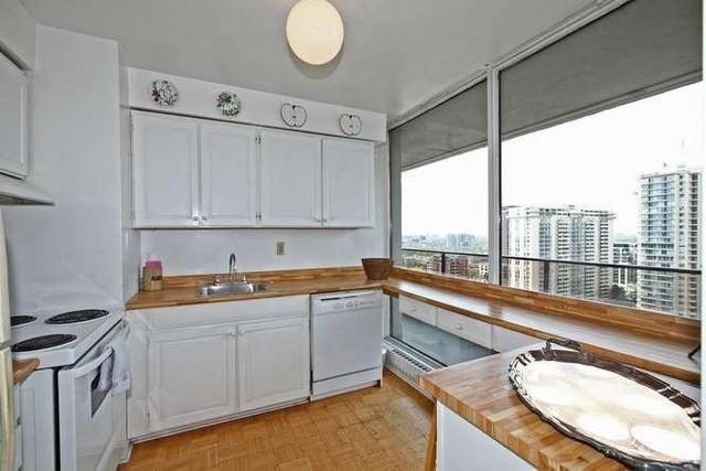 2001 - 10 Avoca Ave, Condo with 2 bedrooms, 2 bathrooms and 1 parking in Toronto ON | Image 7