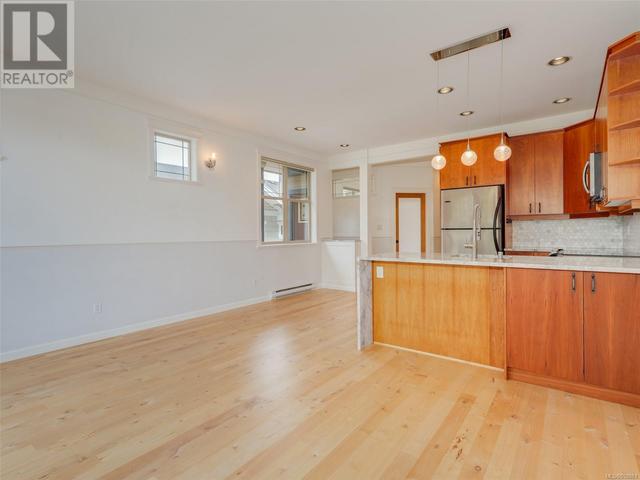 3 - 220 Moss St, Condo with 2 bedrooms, 1 bathrooms and 1 parking in Victoria BC | Image 12