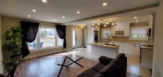 269 Surrey Dr, House detached with 3 bedrooms, 1 bathrooms and 2 parking in Oshawa ON | Image 3