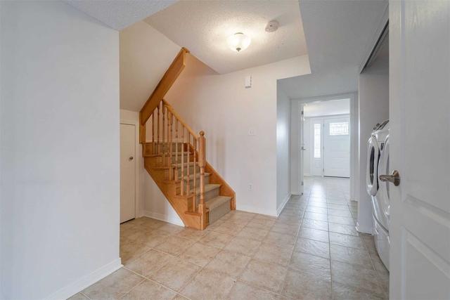 781 Candlestick Circ, House attached with 3 bedrooms, 4 bathrooms and 2 parking in Mississauga ON | Image 3