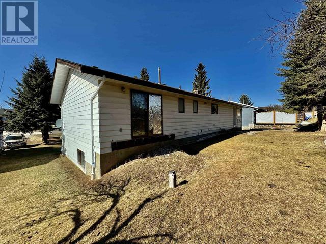 721 Cariboo Trail, House detached with 6 bedrooms, 3 bathrooms and null parking in One Hundred Mile House BC | Image 2