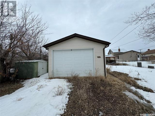 306 3rd Avenue W, House detached with 3 bedrooms, 2 bathrooms and null parking in Biggar SK | Image 36