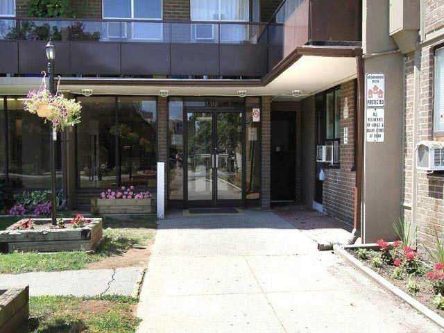 220 - 180 Markham Rd, Condo with 2 bedrooms, 2 bathrooms and 1 parking in Toronto ON | Image 2