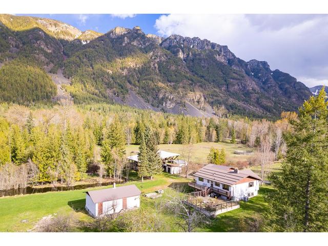 4856 32nd Street, House detached with 3 bedrooms, 2 bathrooms and 2 parking in Central Kootenay B BC | Image 17