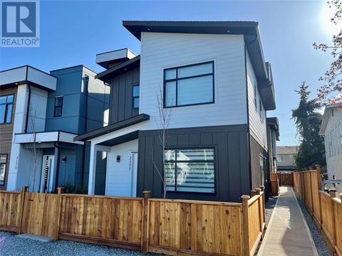 2177 Aberdeen Street, House attached with 3 bedrooms, 2 bathrooms and null parking in Kelowna BC | Card Image