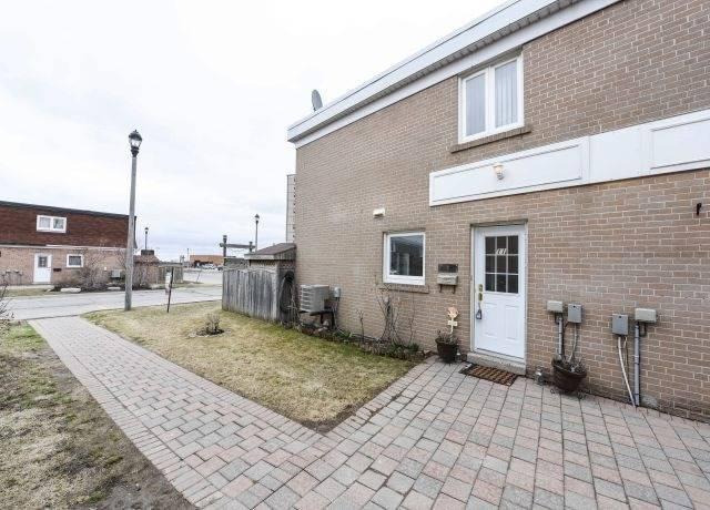 11 Townhouse Cres, Townhouse with 3 bedrooms, 2 bathrooms and 2 parking in Brampton ON | Image 19