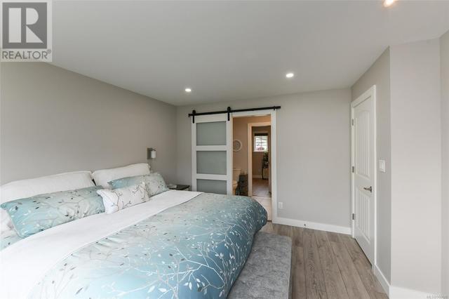 Ample room in the walk-in closet | Image 37