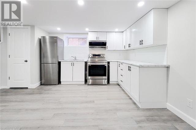 81 West 25th Street, House detached with 2 bedrooms, 1 bathrooms and 2 parking in Hamilton ON | Image 5
