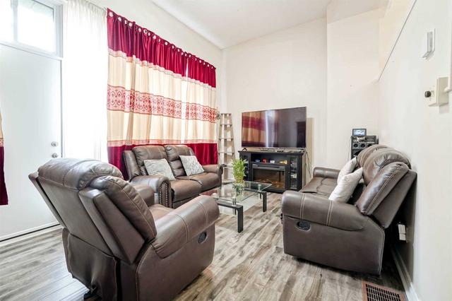 114 Darras Crt, Townhouse with 3 bedrooms, 2 bathrooms and 2 parking in Brampton ON | Image 27