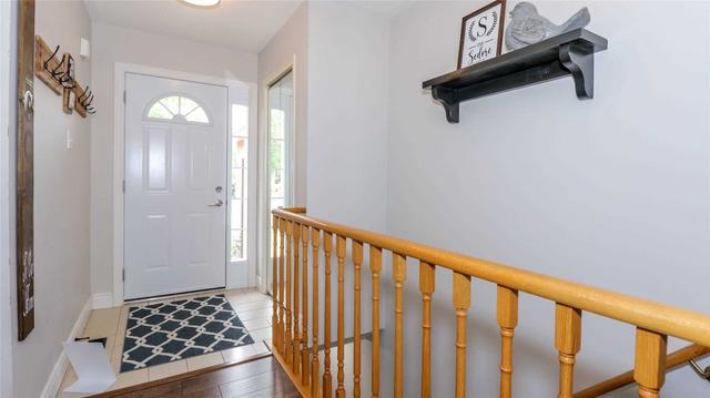 26 Irwin Dr, House detached with 3 bedrooms, 3 bathrooms and 6 parking in Barrie ON | Image 2
