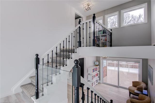 Foyer to upper level with glass panels | Image 28