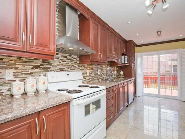84 Stanwell Dr, House detached with 3 bedrooms, 4 bathrooms and 5 parking in Brampton ON | Image 2