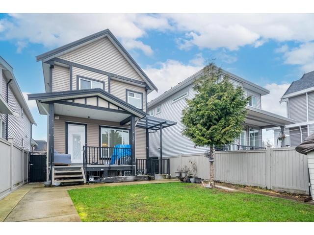 7288 194 Street, House detached with 6 bedrooms, 5 bathrooms and 3 parking in Surrey BC | Image 14