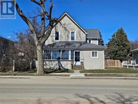 428 Fairford Street E, House detached with 3 bedrooms, 2 bathrooms and null parking in Moose Jaw SK | Card Image