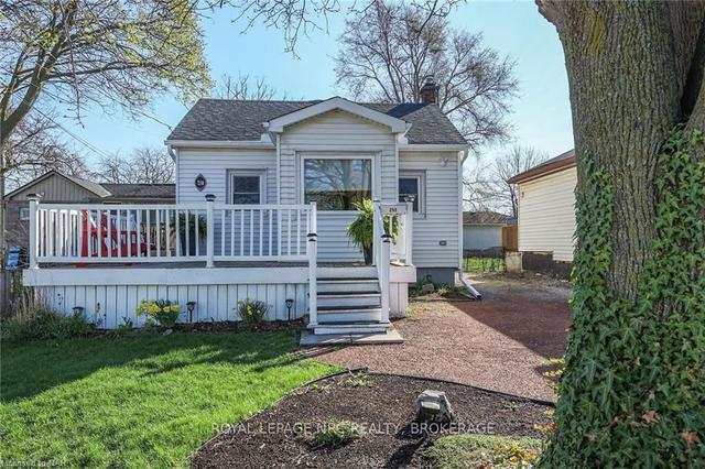 250 Niagara St, House detached with 2 bedrooms, 1 bathrooms and 2 parking in St. Catharines ON | Image 1