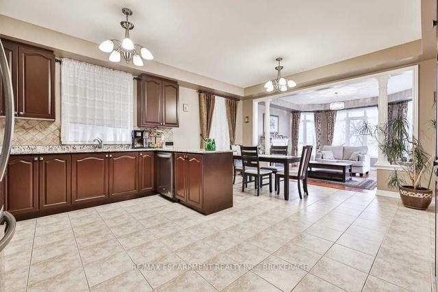 108 Danielson Crt, House detached with 4 bedrooms, 4 bathrooms and 7 parking in Mississauga ON | Image 4