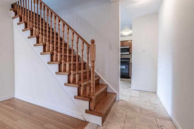 10 Saint Tropez Crt, House detached with 3 bedrooms, 3 bathrooms and 5 parking in Brampton ON | Image 5