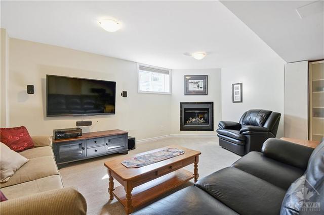 328 Gracewood Crescent, Home with 3 bedrooms, 3 bathrooms and 3 parking in Ottawa ON | Image 28