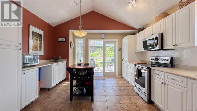 6231 Selkirk Terr, House detached with 5 bedrooms, 3 bathrooms and 4 parking in North Cowichan BC | Image 9