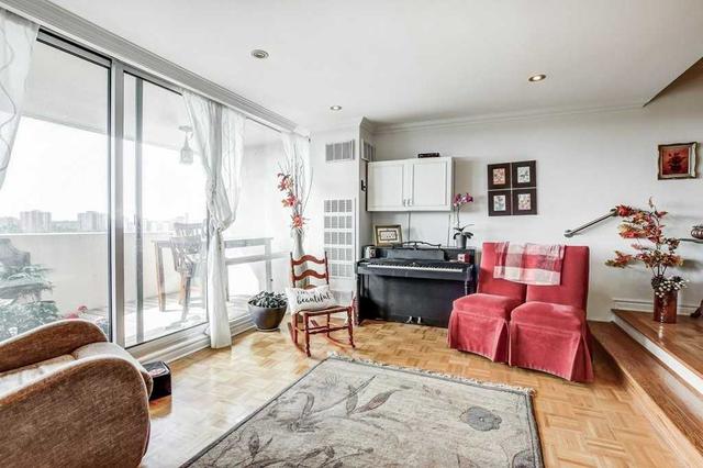 2013 - 260 Scarlett Rd, Condo with 2 bedrooms, 2 bathrooms and 1 parking in Toronto ON | Image 3