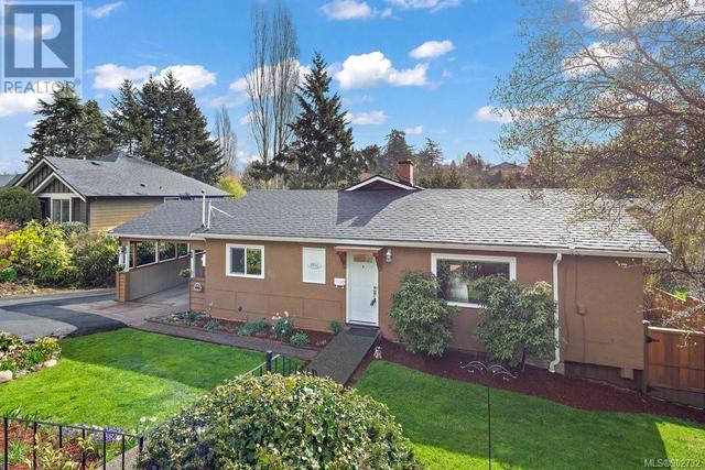 3911 Wilkinson Rd, House detached with 4 bedrooms, 2 bathrooms and 5 parking in Saanich BC | Card Image