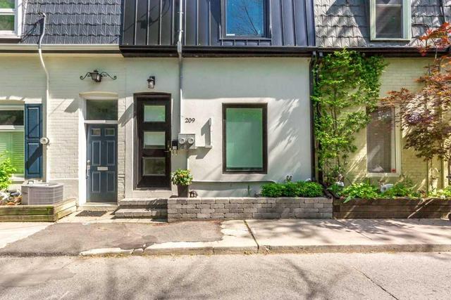 209 Marlborough Pl, House attached with 2 bedrooms, 3 bathrooms and 1 parking in Toronto ON | Image 1