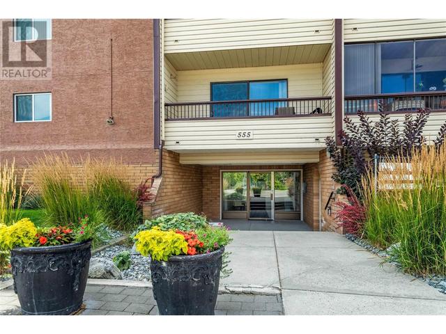305 - 555 Rowcliffe Avenue, Condo with 2 bedrooms, 2 bathrooms and 1 parking in Kelowna BC | Image 2