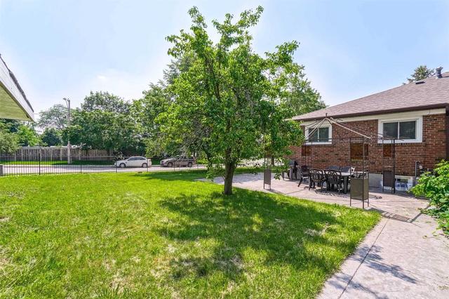 3575 Queenston Dr, House semidetached with 3 bedrooms, 2 bathrooms and 4 parking in Mississauga ON | Image 20