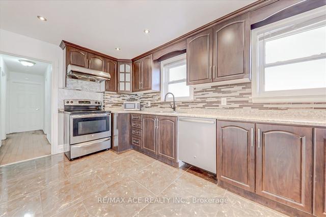 102 Foxridge Dr, House detached with 3 bedrooms, 2 bathrooms and 4 parking in Toronto ON | Image 2