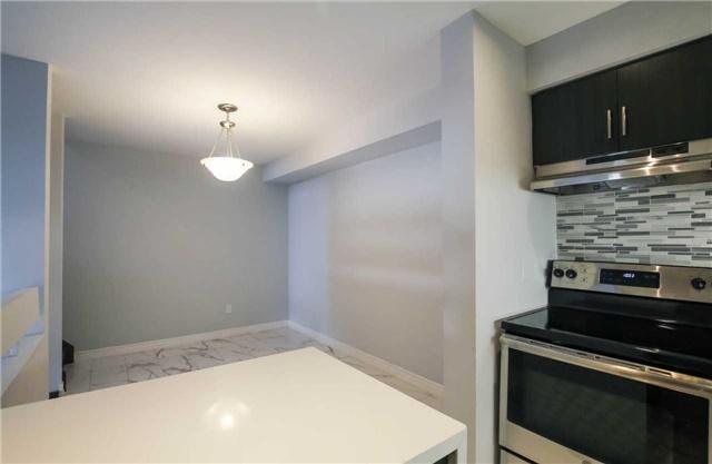 221 Milestone Cres, Townhouse with 3 bedrooms, 2 bathrooms and 1 parking in Aurora ON | Image 7