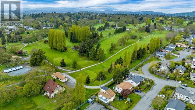 3284 Megaw Pl, House detached with 5 bedrooms, 3 bathrooms and 2 parking in Saanich BC | Image 2