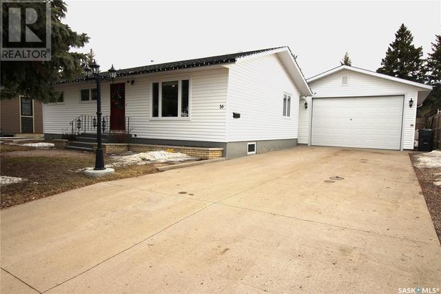 16 Crestwood Crescent, House detached with 4 bedrooms, 2 bathrooms and null parking in Yorkton SK | Image 1